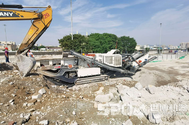 大型建筑廢料粉碎機，履帶式移動破碎站粉碎建筑垃圾現(xiàn)場圖