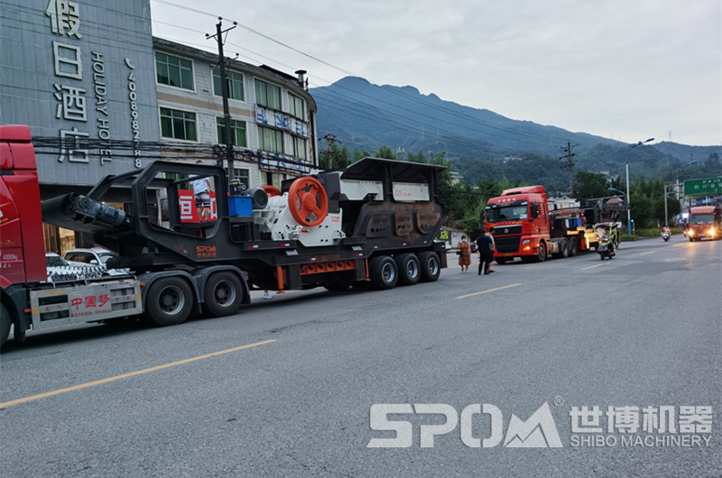 粗骨料移動顎式破碎機(jī)發(fā)貨上路